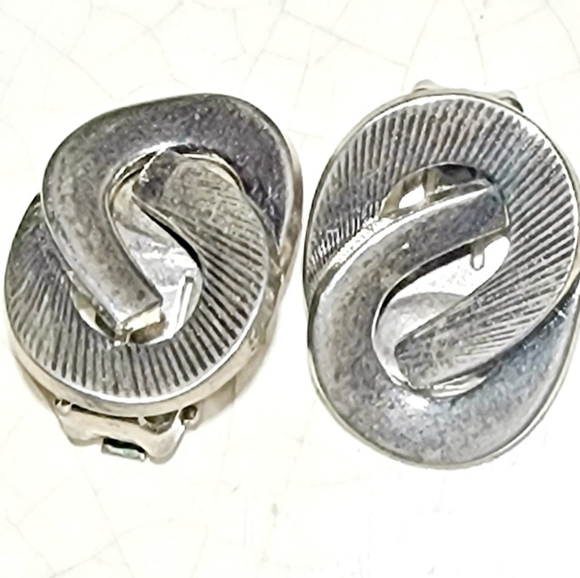 Vintage modernist textured loop figure 8 clip on earrings - Picture 1 of 4